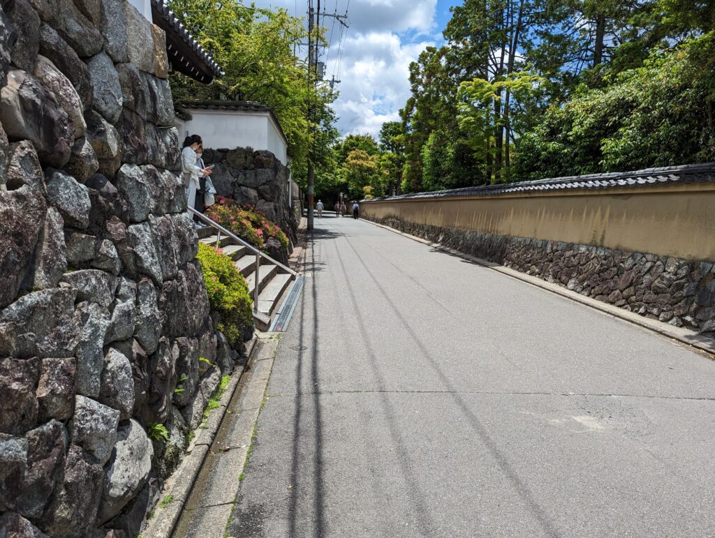 Alte Mauern eines Samurai-Viertels in Kyoto.