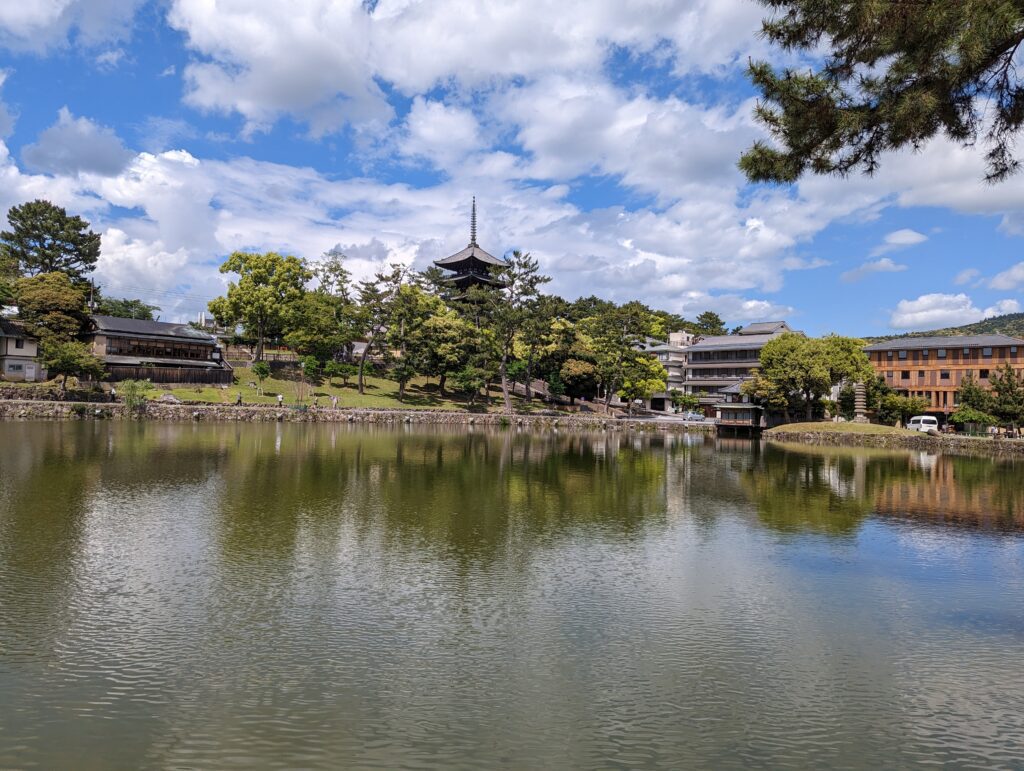 Ein See mit Blick auf Tempel in Nara.