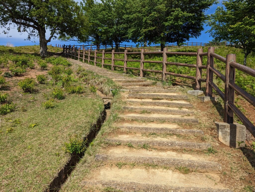 Noch mehr Treppen auf dem Wakakusa-yaka in Nara