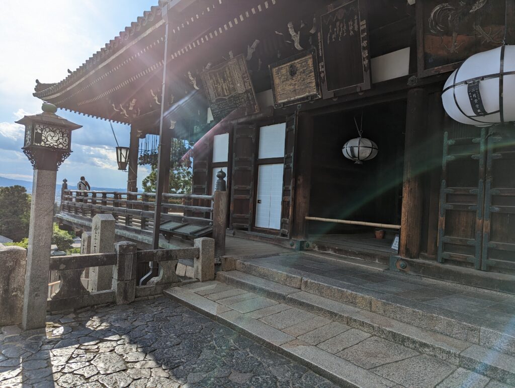 Tempelanlage in Nara mit Blick auf einen großen Balkon