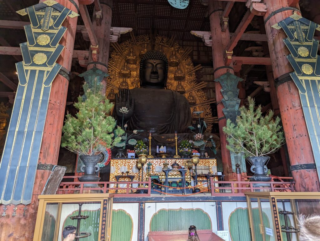 Der große Bronze-Buddha im Todai-ji Tempel in Nara