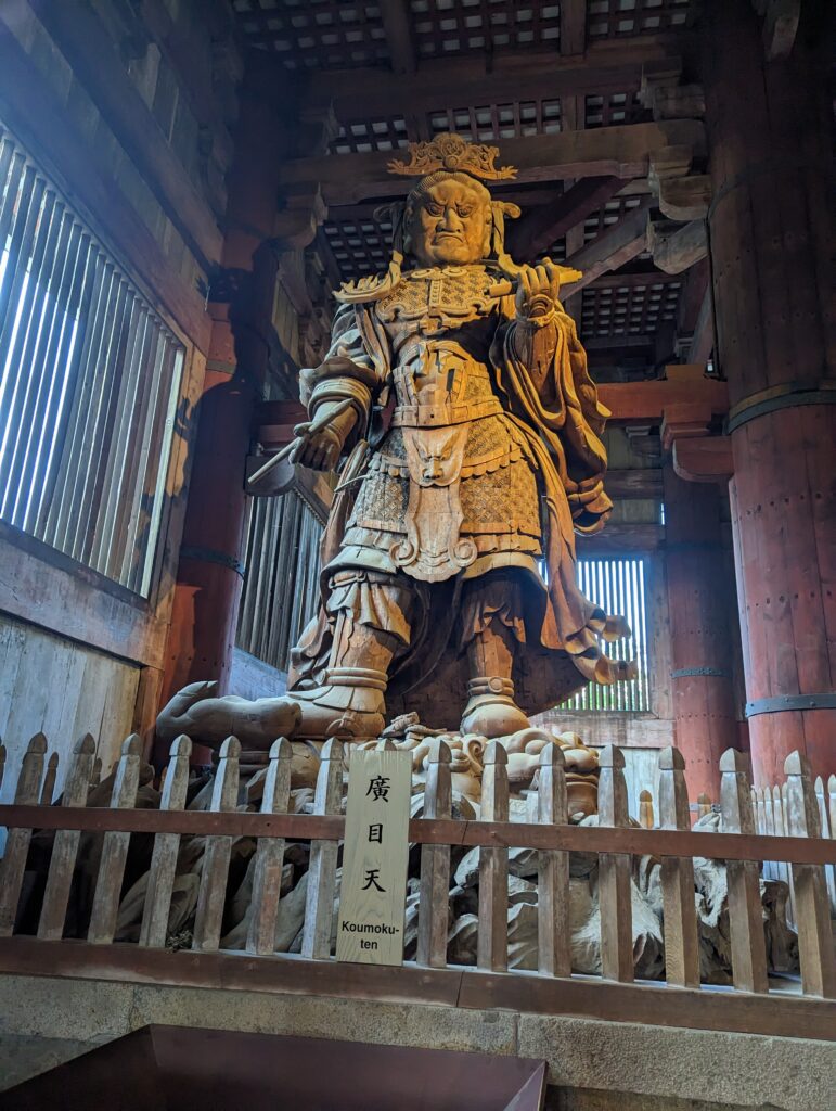 Eine Bronzestatue imTodai-ji Tempel in Nara.