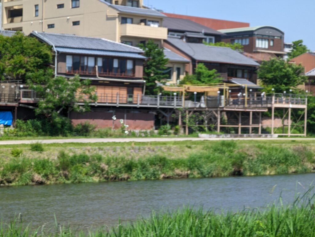 Kulisse entlang eines Flusses in Kyoto.