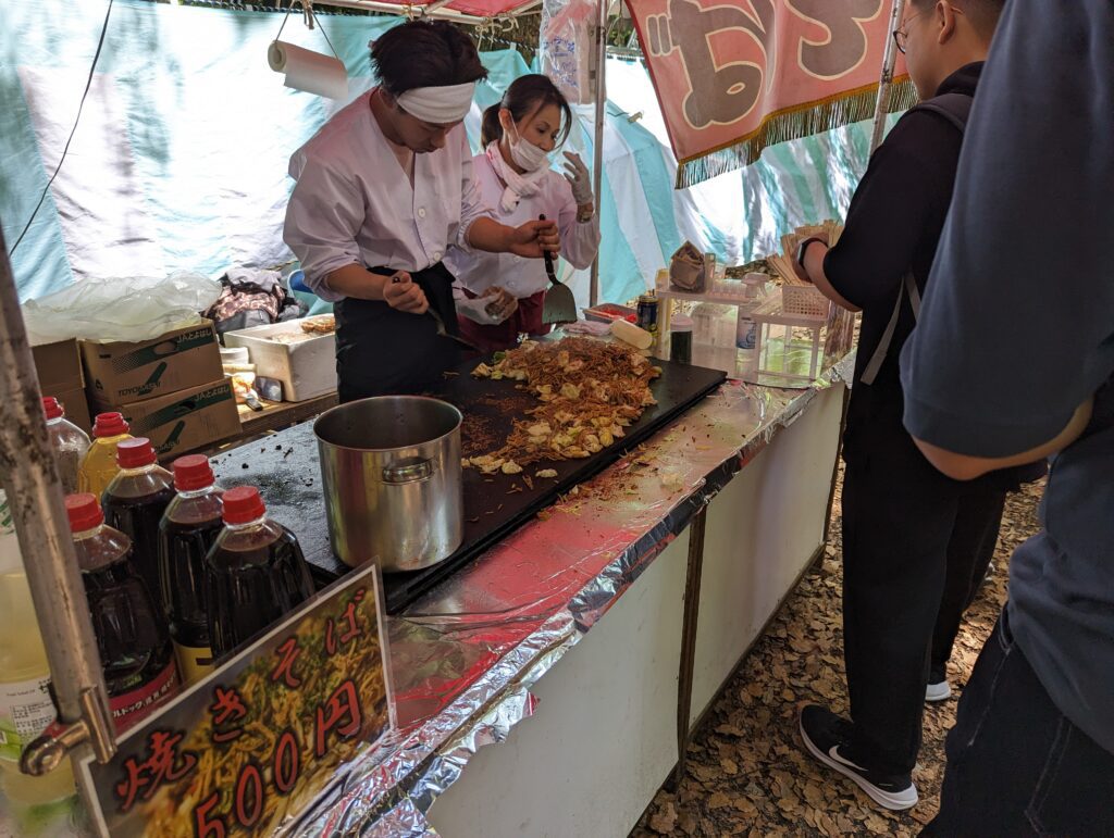 Ein Feststand auf dessen Kochplatte Yakisoba zubereitet werden.