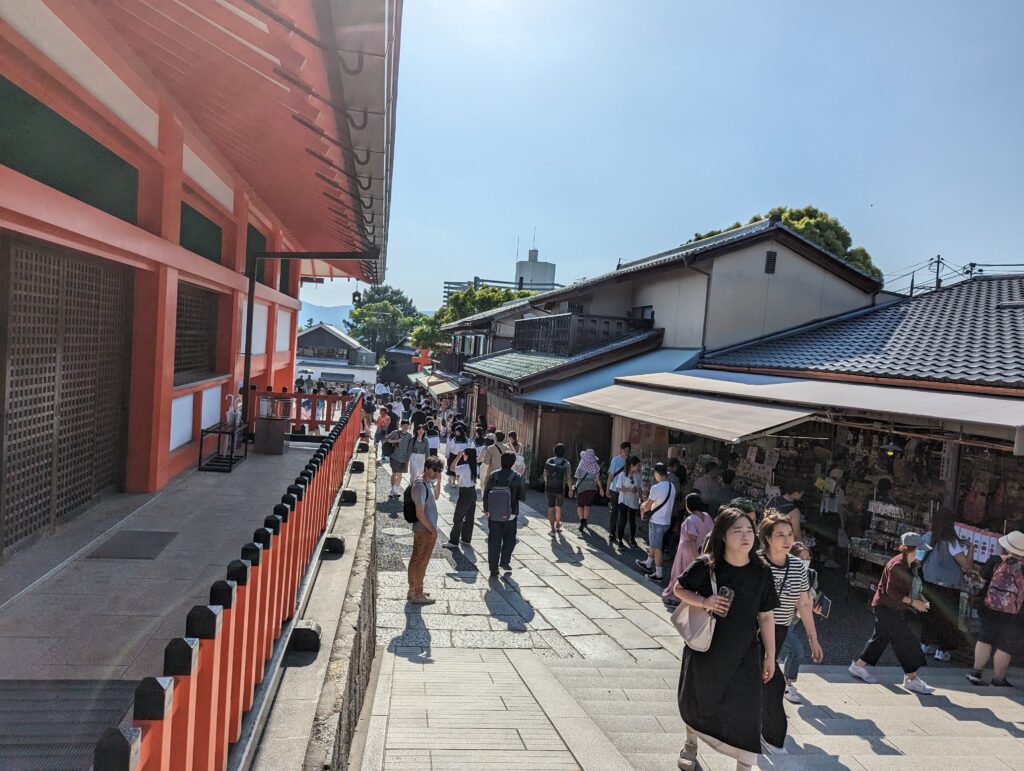 Der große Hauptbereich des Fushimi Inari in Kyoto.