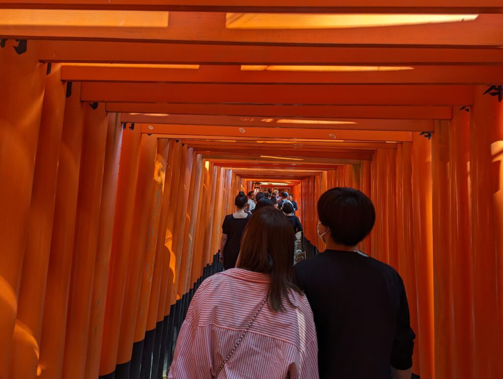 Ein Tunnel aus unzähligen roten Torii beim Fushimi Inari.