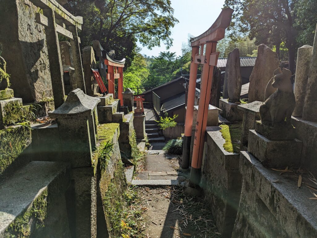 Eine Art Friedhof mit engen Wegen und roten Torii dazwischen beim Fushimi Inari.