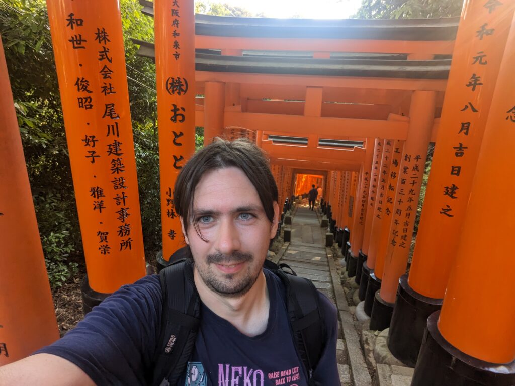 Selfie auf dem Weg durch die unzähligen roten Torii beim Fushimi Inari.