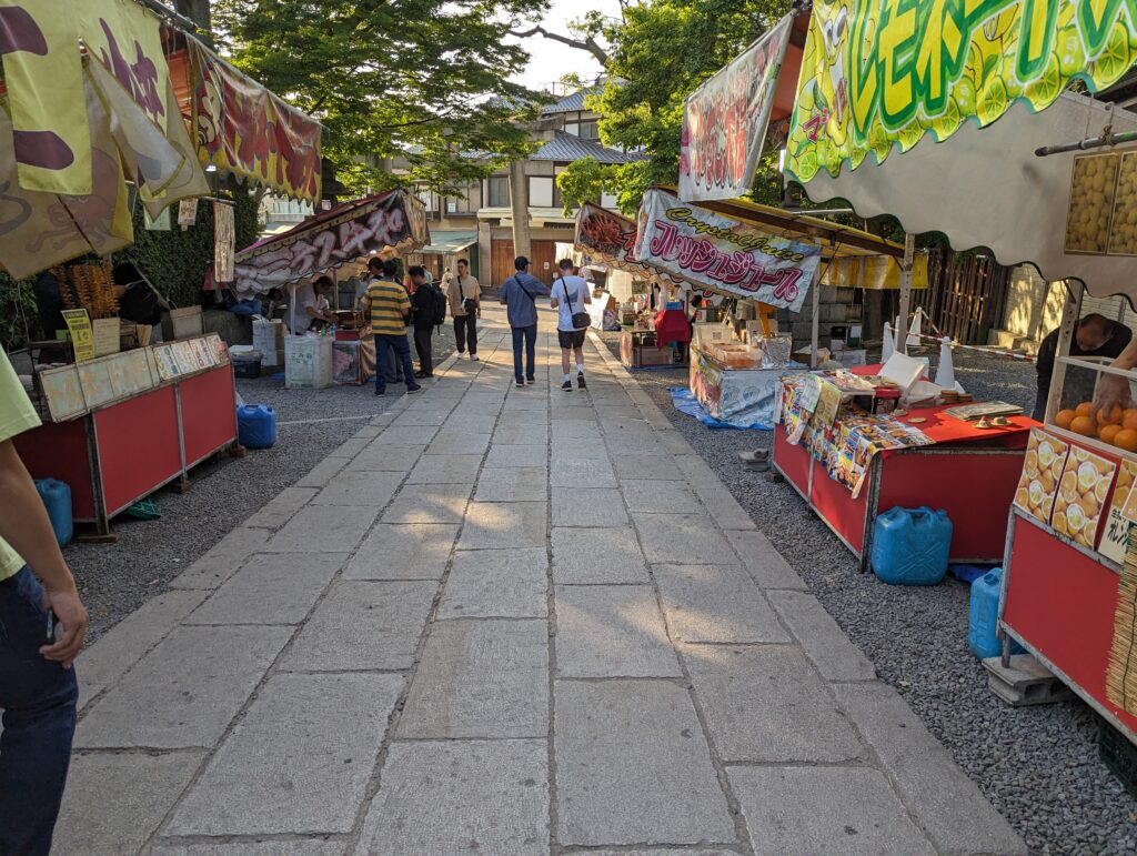 Mehrere Essensstände in der Nähe des Fushimi Inari.