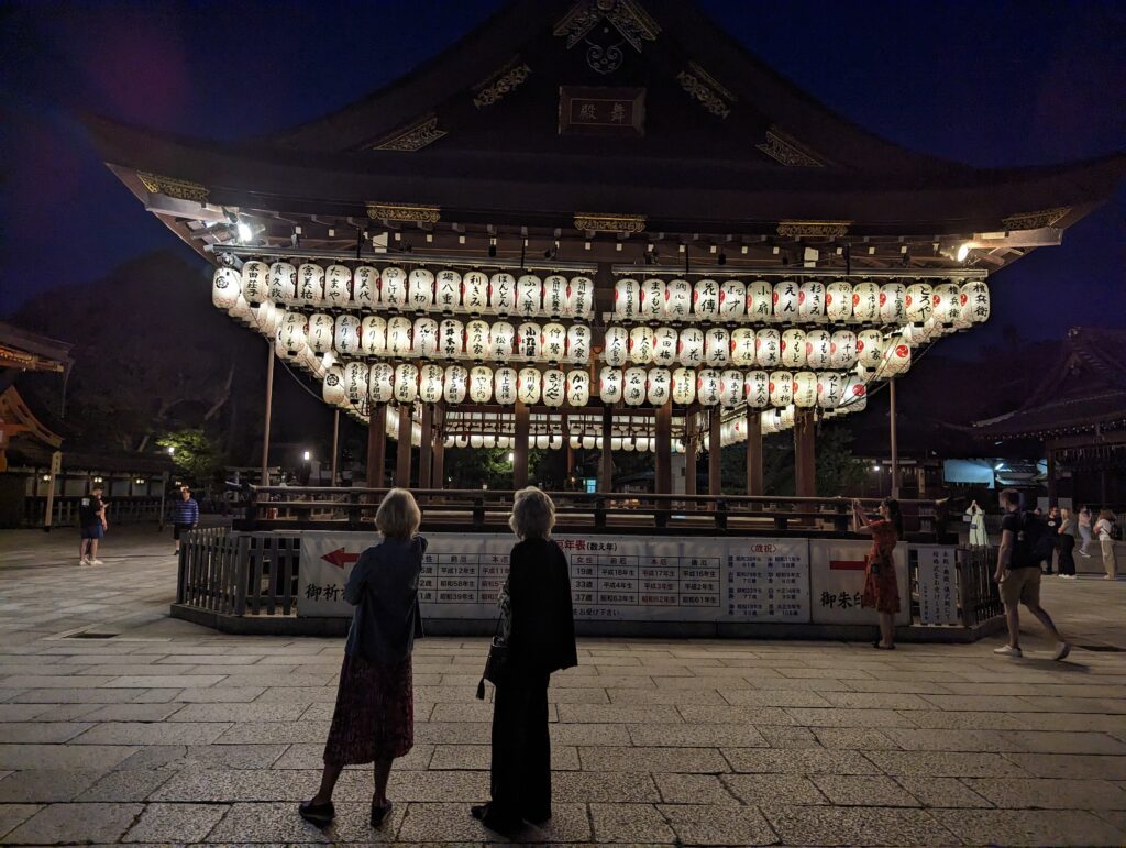 Das Hauptgebäude des Yasaka-SChrein der von unzählige Laternen beleuchtet wird.