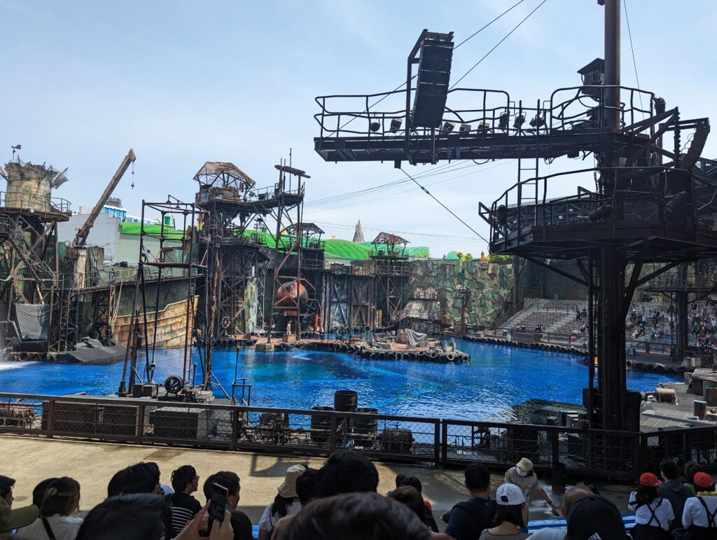 Die von Wasser umgebene Arena der Waterworld-Show in den Universal Studios Japan.