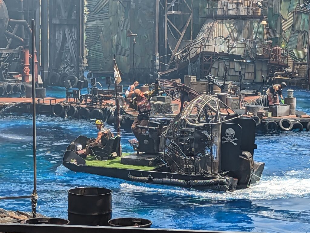 Die von Wasser umgebene Arena der Waterworld-Show in den Universal Studios Japan in der die Darsteller mit einem Speedboat fahren.