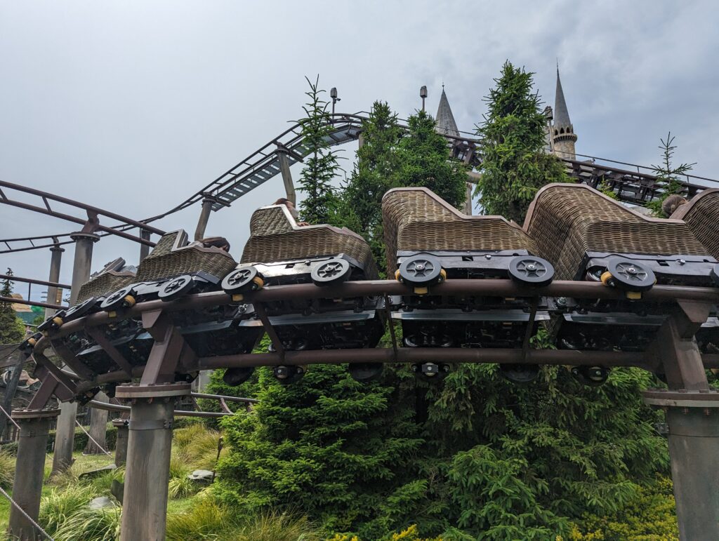 Die Achterbahn "Flight of the Hippogryph" in den Universal Studios Japan.