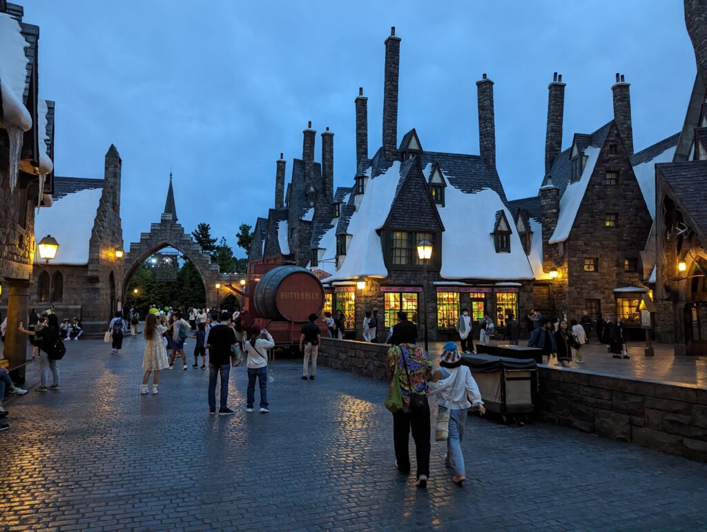 Das Dorf Hogsmeade in der einbrechenden Dunkelheit des Abends.