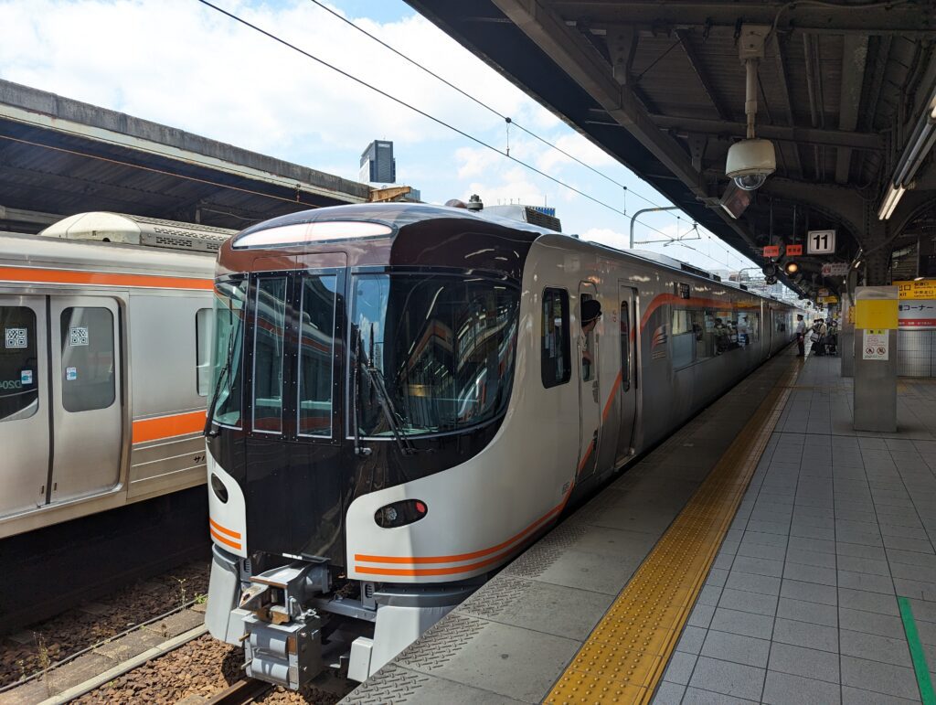 Ein lokalerer Zug am Bahnhof Nagoya.