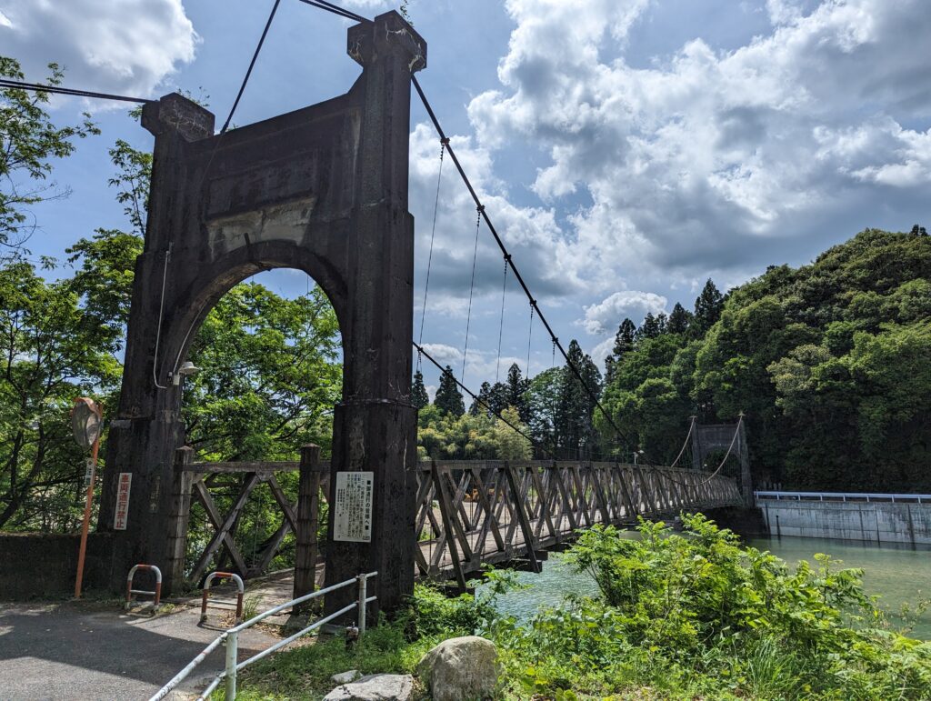 Eine idyllische Brücke beim Ort Ochiai nahe Magome.