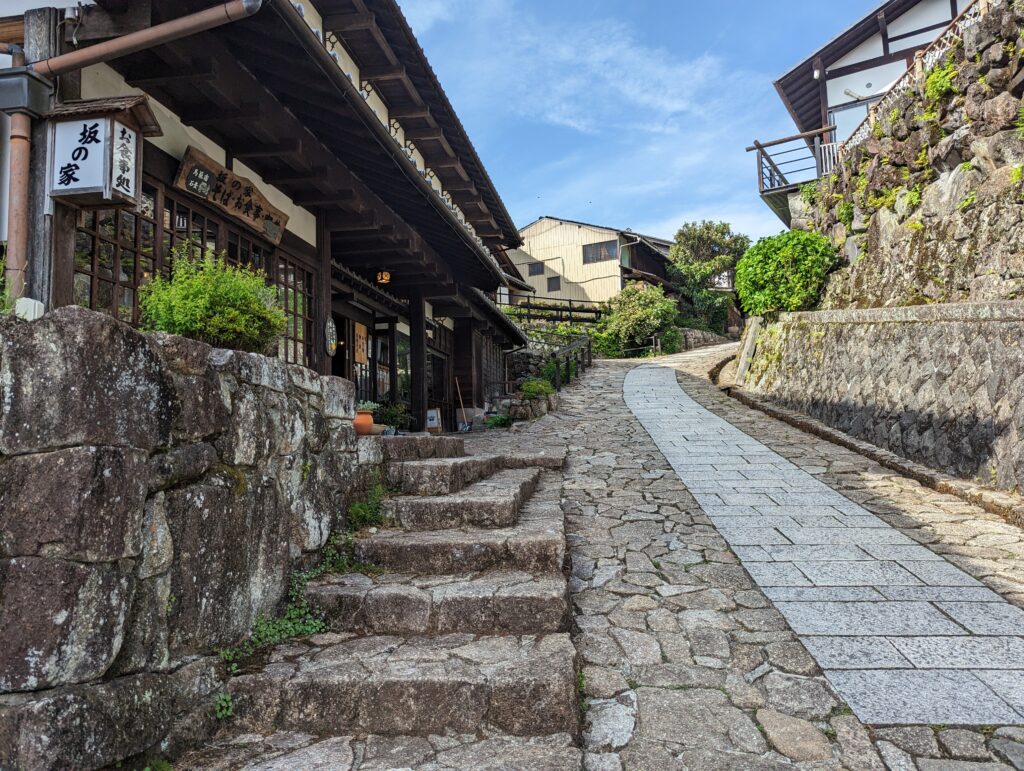 Die Hauptstraße in Magome schlängelt sich bergauf.