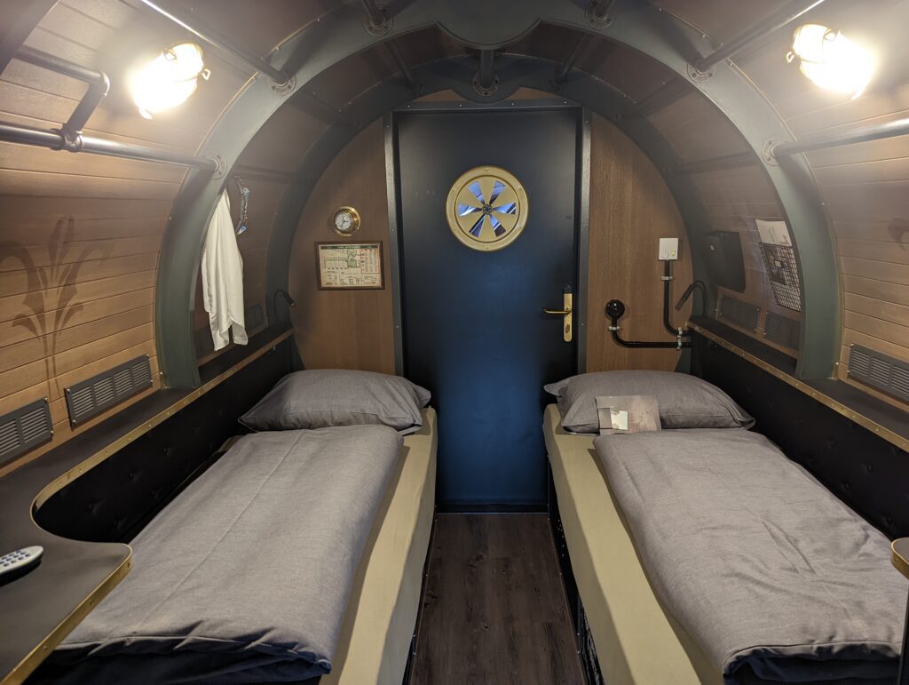 Eine Zimmer im Hotel Charles Lindbergh thematisiert als enge Aeronauten-Kapsel mit zwei Betten.