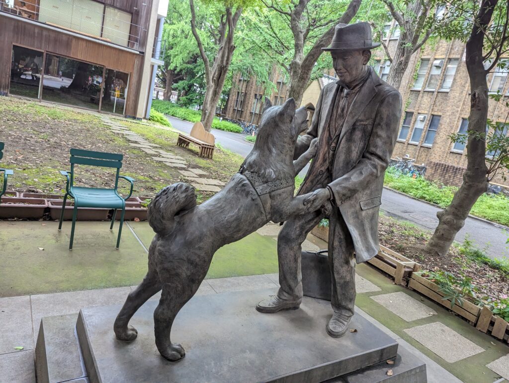 Die Hachiko-Statue bei der Universität Tokyo zeigt wie der Hund Hachiko und sein Herrchen sich freudig wiedersehen.